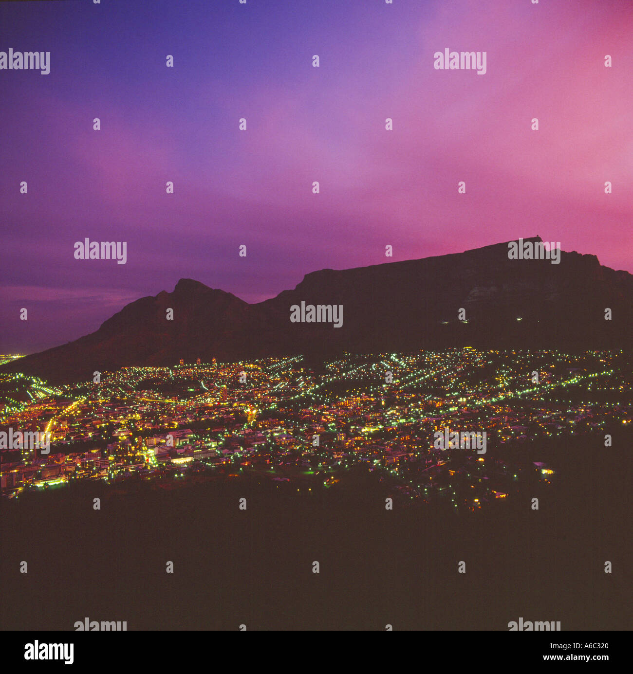 Blick über die Stadt Kapstadt nach Einbruch der Dunkelheit und den Tafelberg von Südafrika Nacht beleuchtet Stockfoto