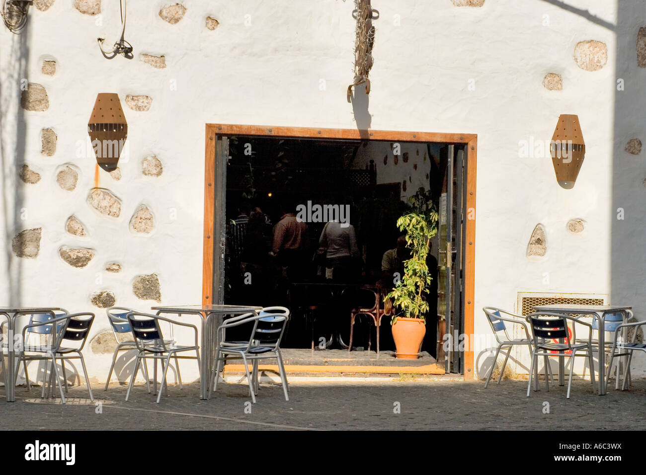Die Bar Recova ein cooler Ort für einen Snack und Adrink an einem heißen Nachmittag. Arricife, Lanzarote Kanarische Inseln, Spanien Stockfoto