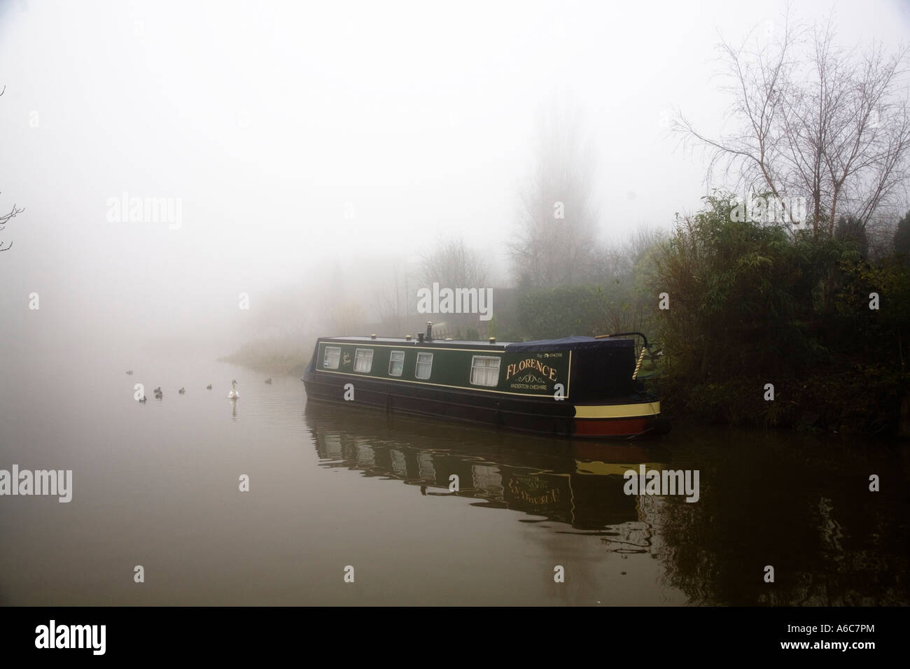 Schmale Boot am Trent Mersey Canal nebligen Tag im winter Stockfoto