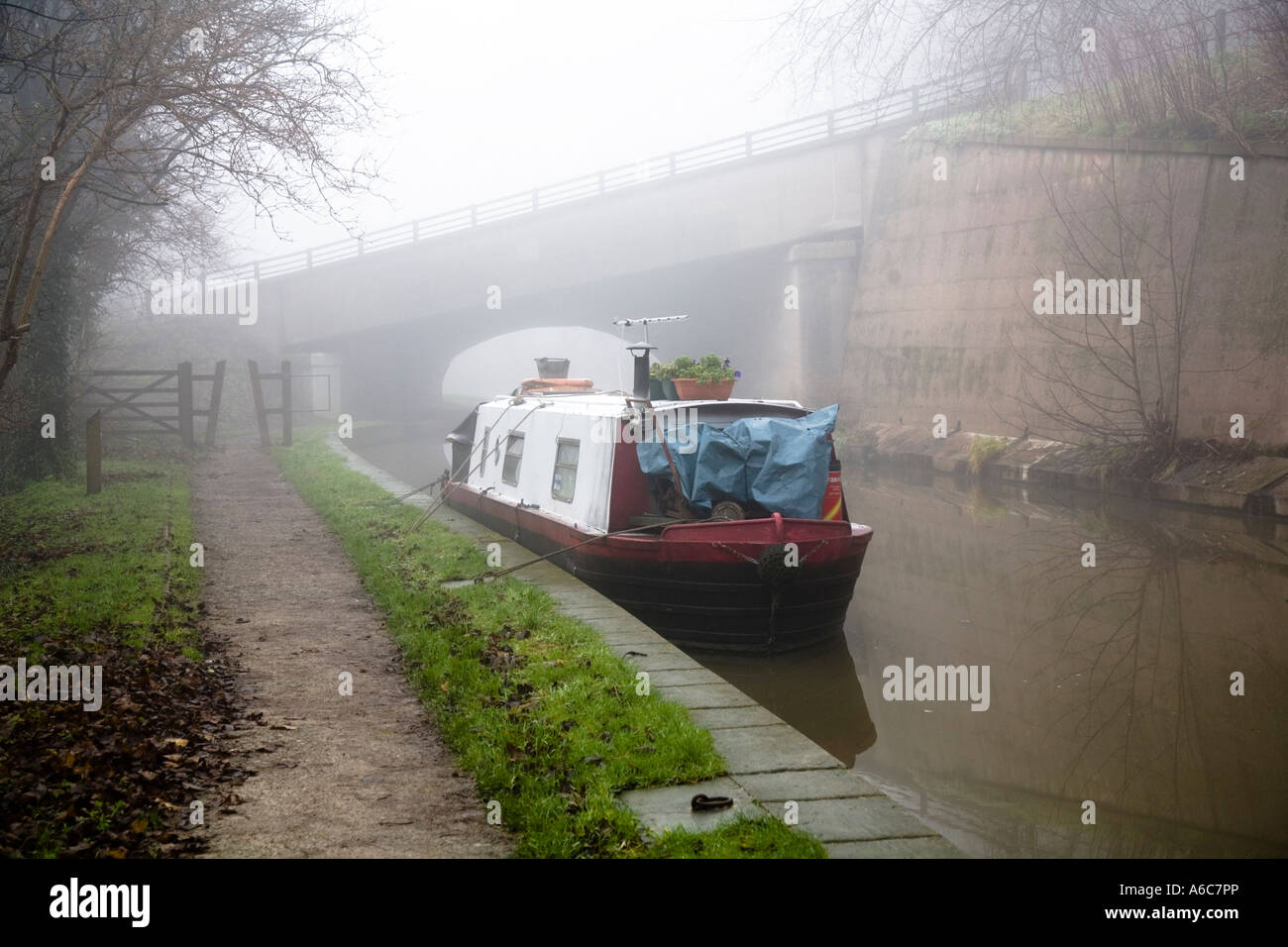 Schmale Boot am Trent Mersey Canal nebligen Tag im winter Stockfoto