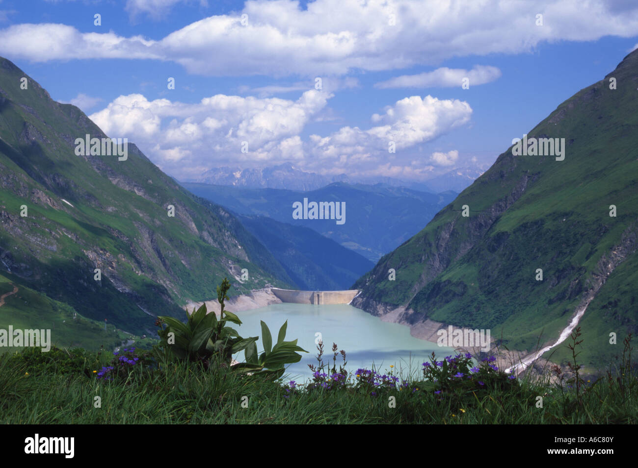 Kaprun-Gletscher, Österreich, mit Stausee Wasserfallboden Stockfoto