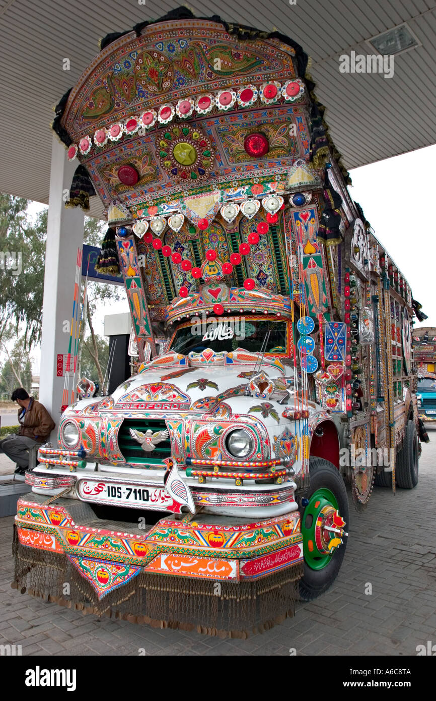 Bedford LKW für Kraftstoff unterwegs GT Pakistan stoppt dekoriert Stockfoto