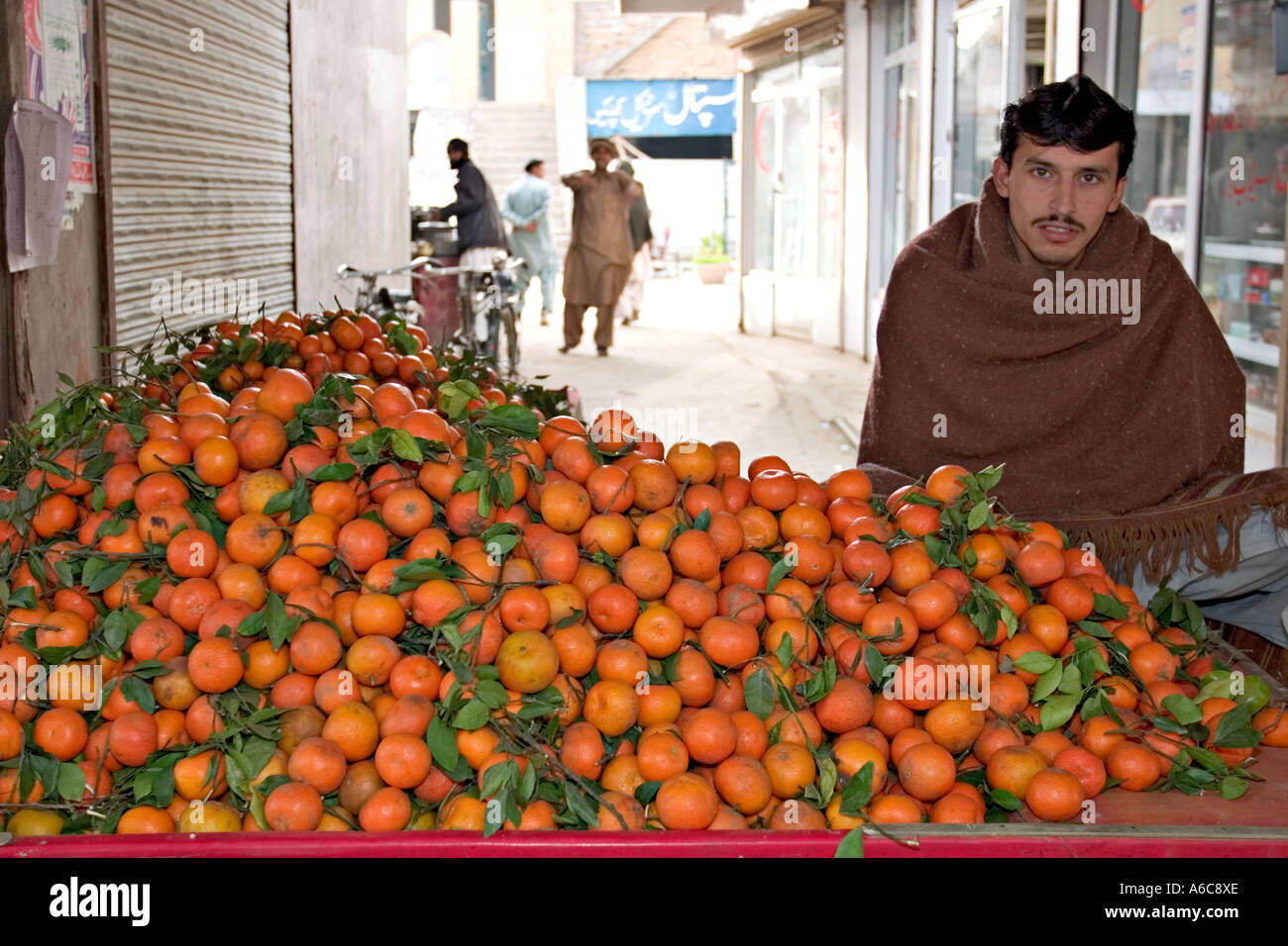 Mann verkauft Orangen am Markt in Pakistan Stockfoto