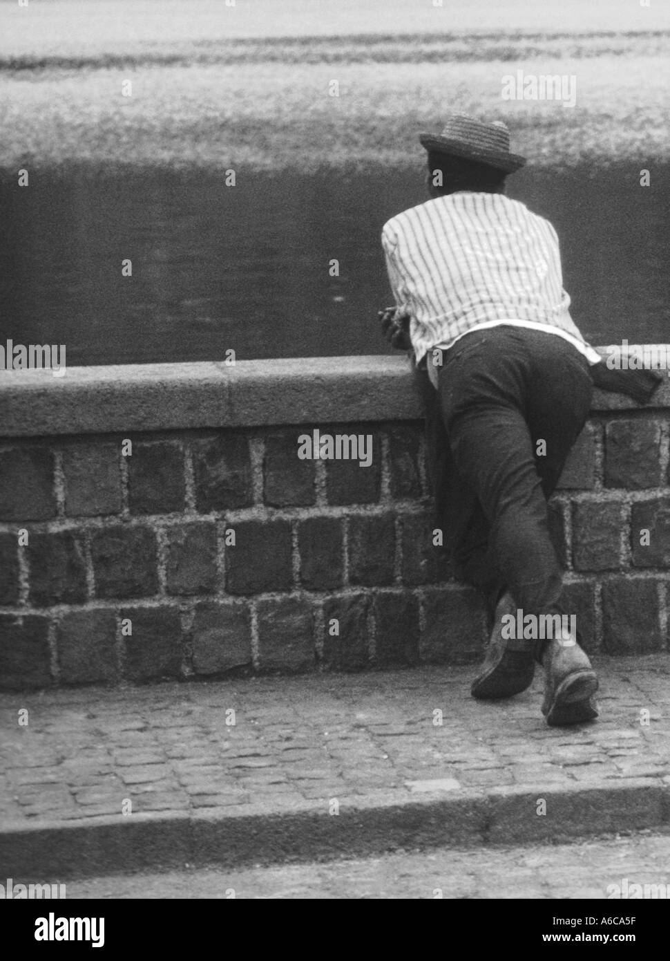 Mann an der Wand stehen und blickte etwas Stockfoto