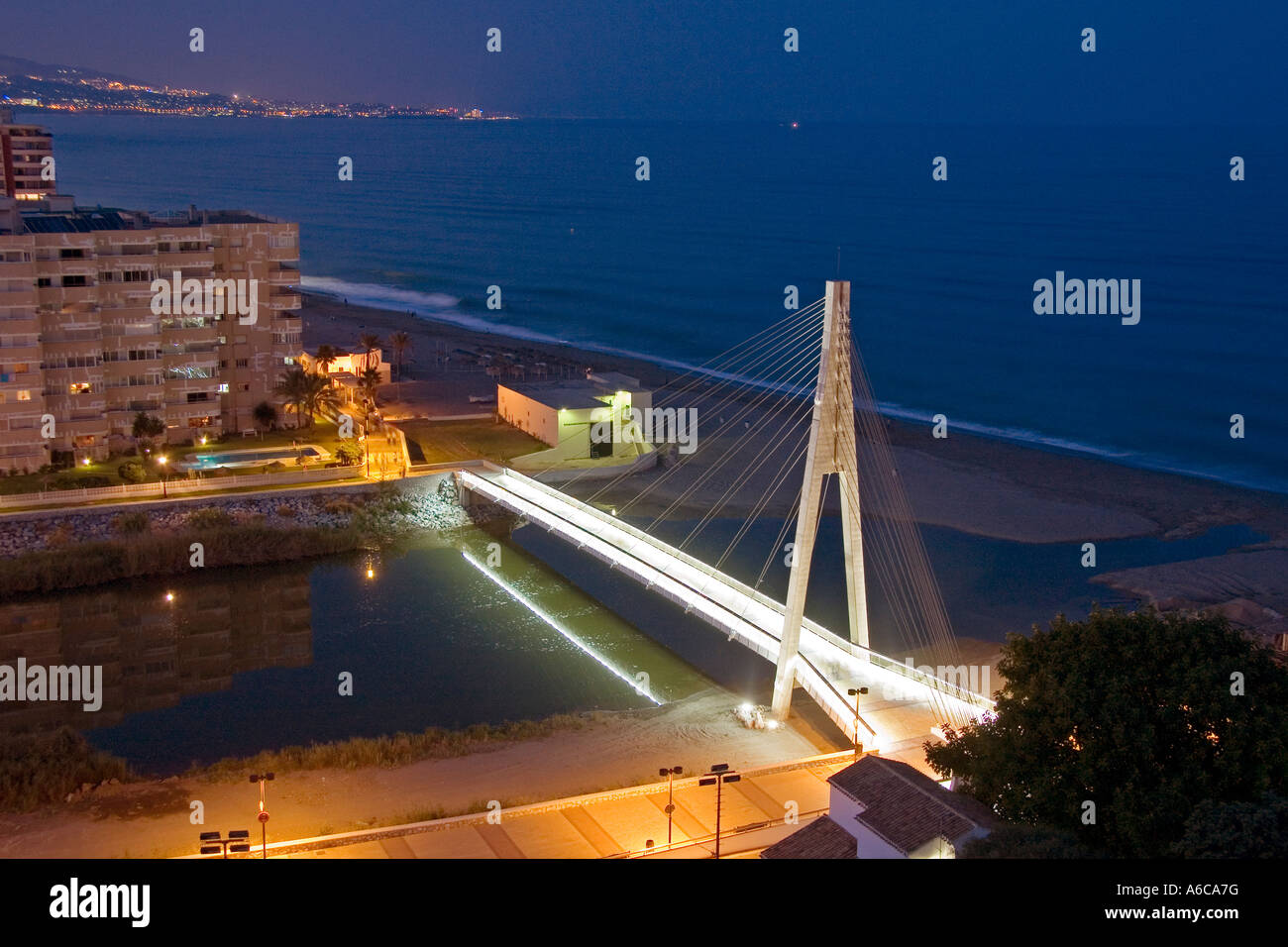 Fußgängerbrücke an der Fuengirola Fluss Malaga Küste der Sonne Andalusien Spanien Stockfoto