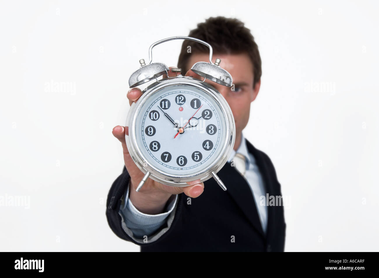 Geschäftsmann, einen Wecker für Frist Zeit gedrückt halten Stockfoto