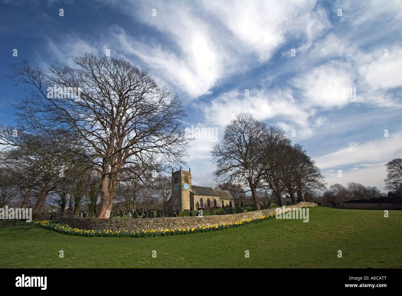 St Peter Addingham, Yorkshire. Eine traditionelle englische Kirche im Frühling. Stockfoto