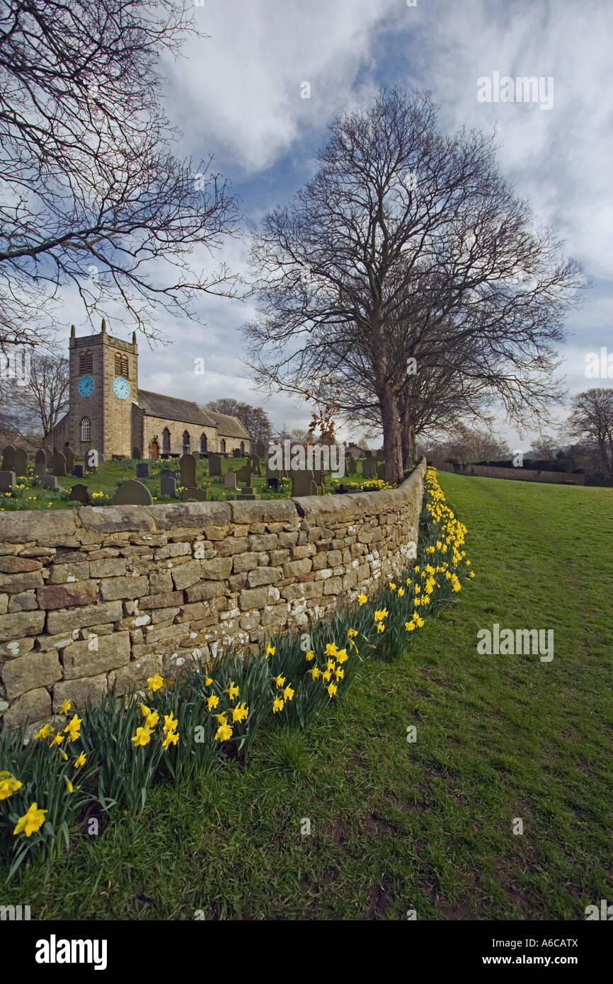 St Peter Kirche, Addingham, Yorkshire. Eine traditionelle englische Kirche im Frühling. Stockfoto