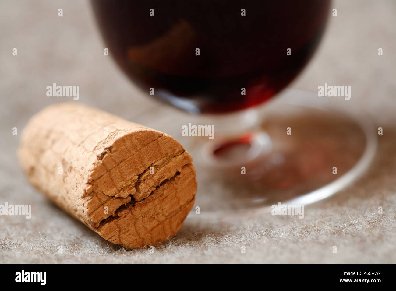 Weinkorken + Glas Stockfoto