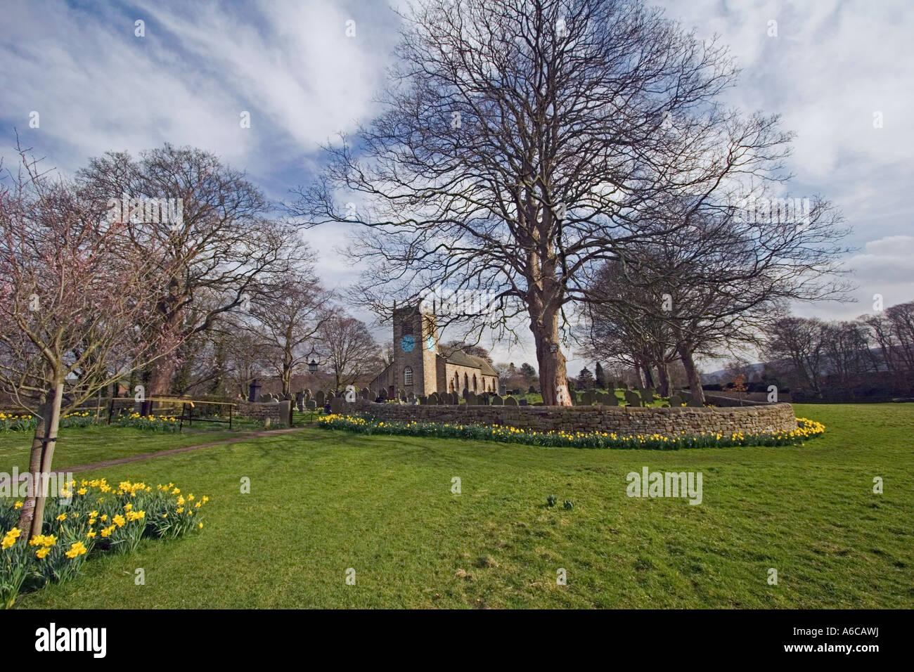 St Peter Addingham, Yorkshire. Eine traditionelle englische Kirche im Frühling. Stockfoto