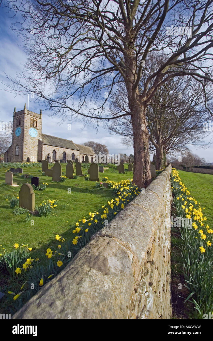 St. Peter, Addingham, Yorkshire. Eine traditionelle englische Kirche im Frühling. Stockfoto