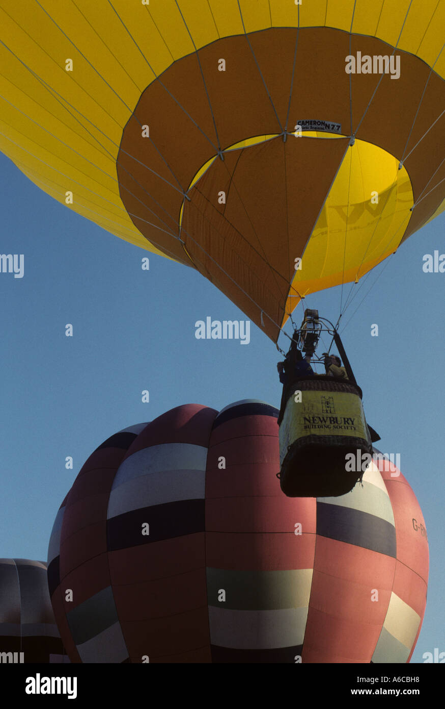 Pilot Heizung Warmluft in einem Ballon mit dem Brenner vor nehmen  off.holding der Ballon zu öffnen. Ballon Reg Nummer G-BFU Stockfotografie -  Alamy