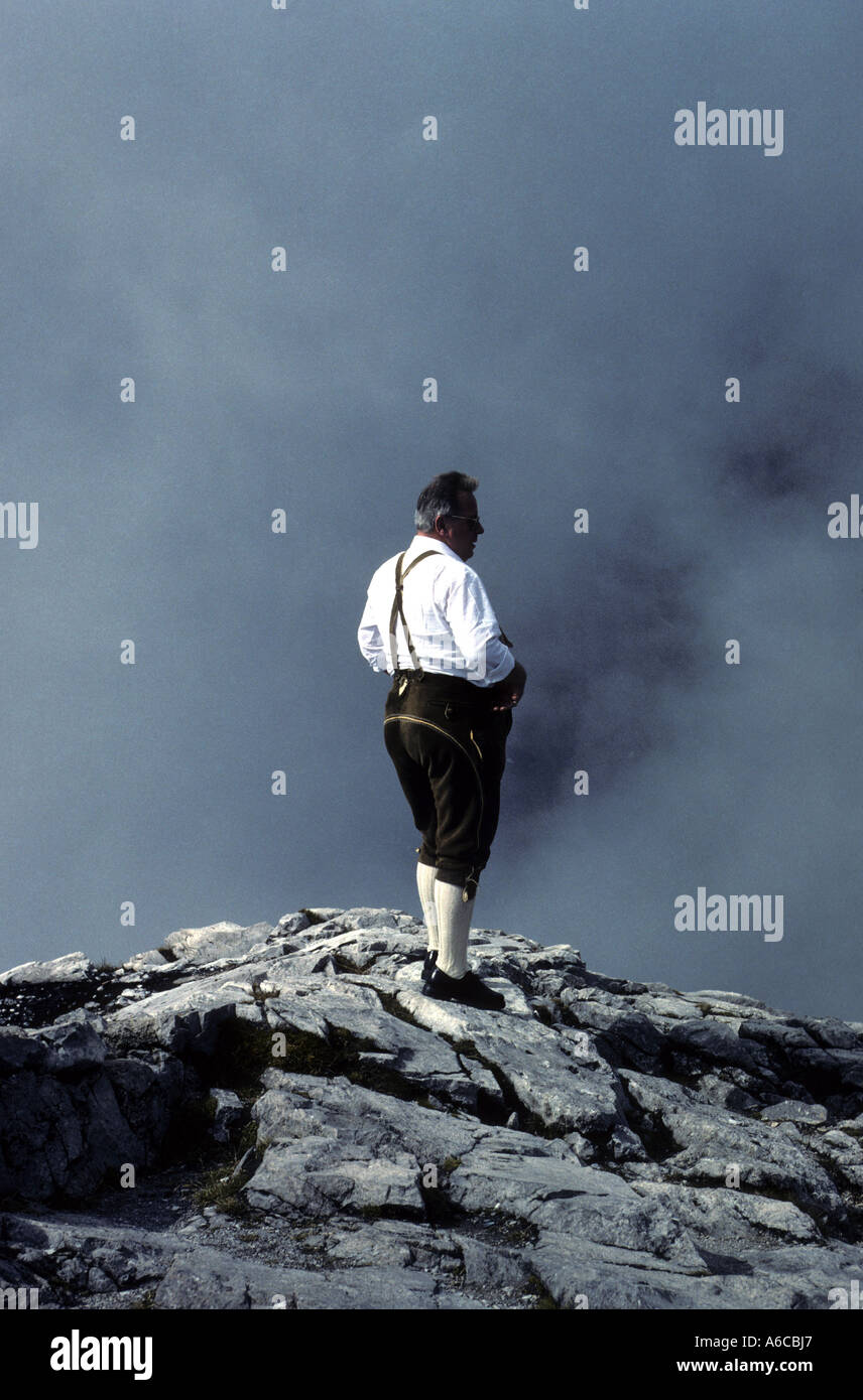 Mann trägt Lederhosen auf einem Berg in Österreich Stockfoto