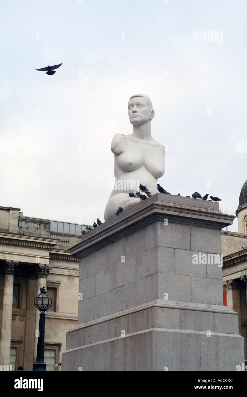 Taube und Quinns Skulptur von Alison Lapper Trafalgar Square in London England Stockfoto