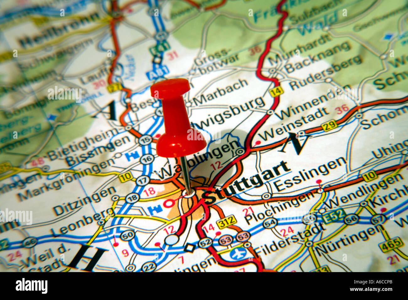 Karte-Pin zeigt nach Stuttgart, auf einer Straßenkarte Stockfoto