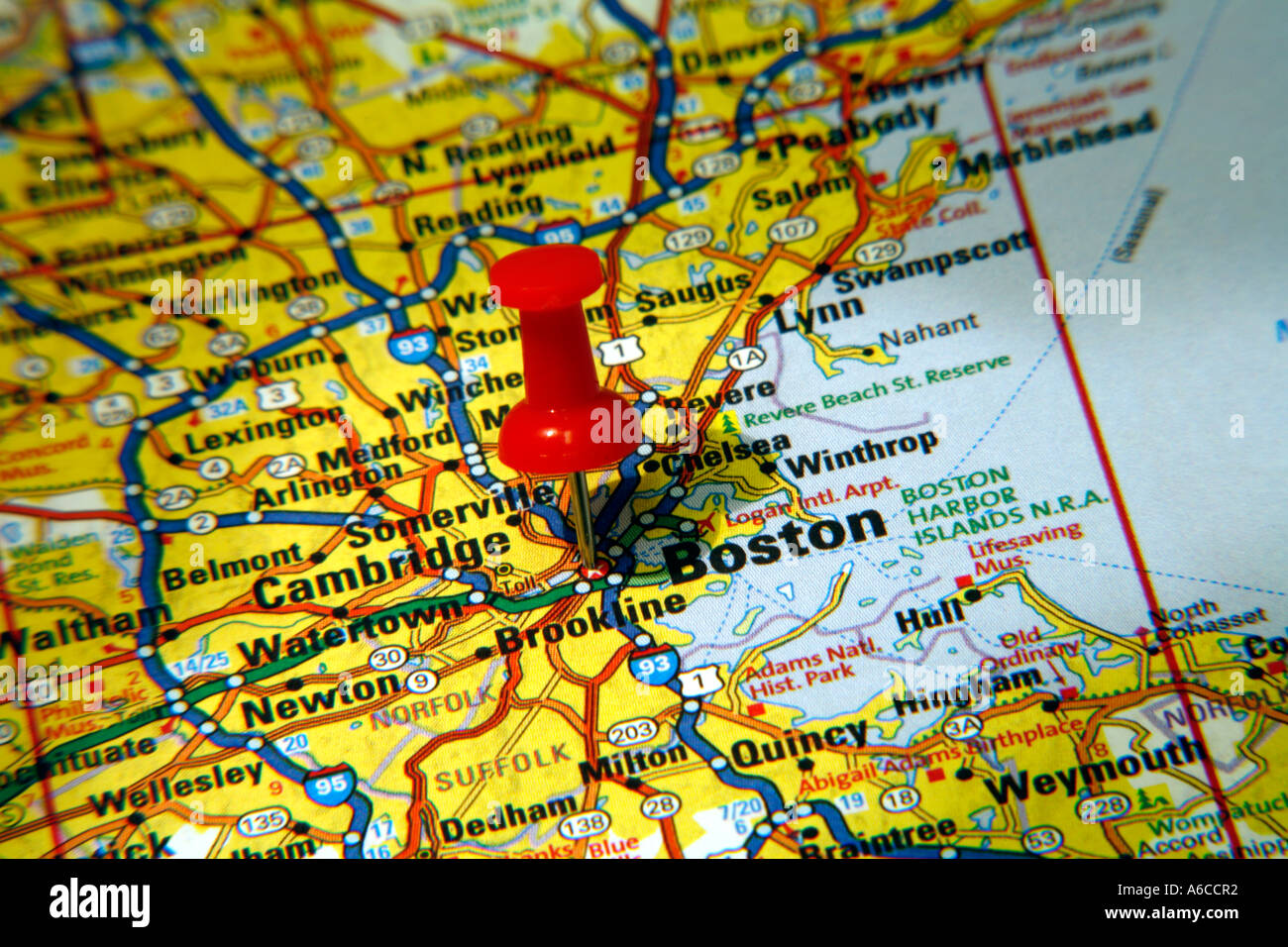 Karte-Pin zeigt in Boston, Massachusetts, USA, auf einer Straßenkarte Stockfoto