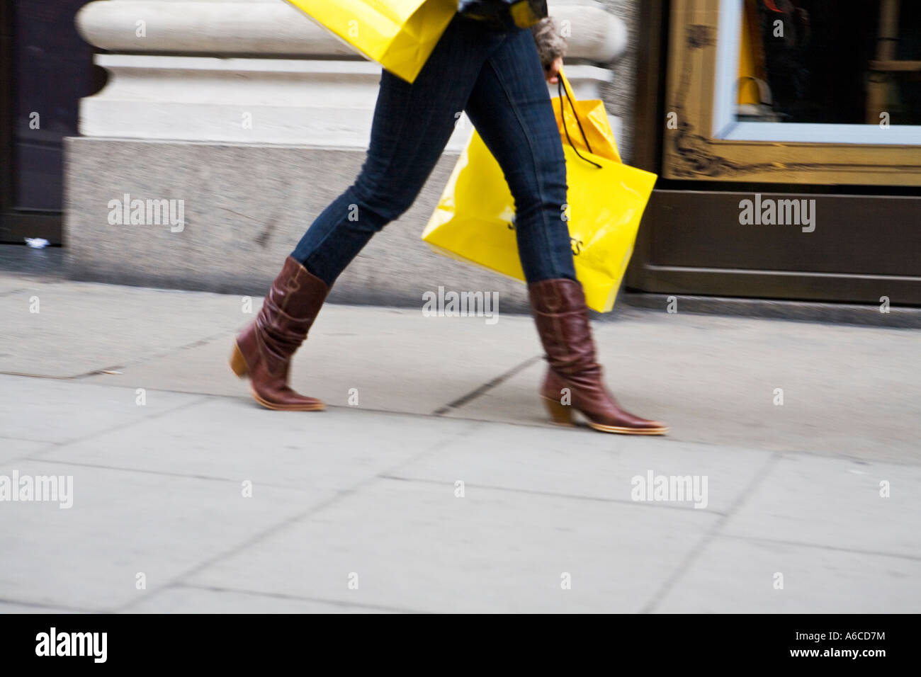 Käufer trägt Selfridges Einkaufstaschen, wie geht sie auf Oxford Straße Stockfoto