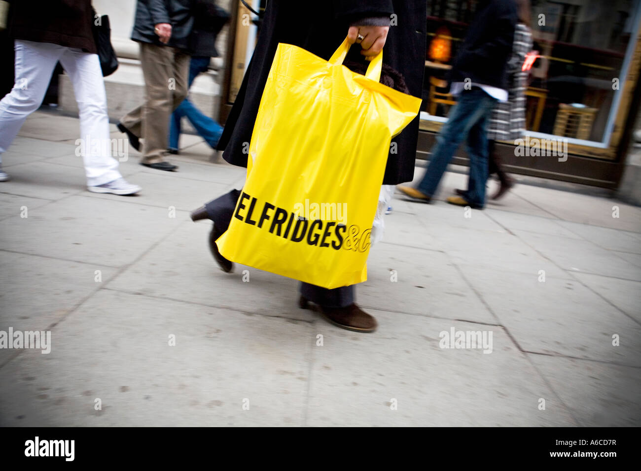 Käufer trägt Selfridges Einkaufstasche, wie geht sie auf Oxford Straße Stockfoto