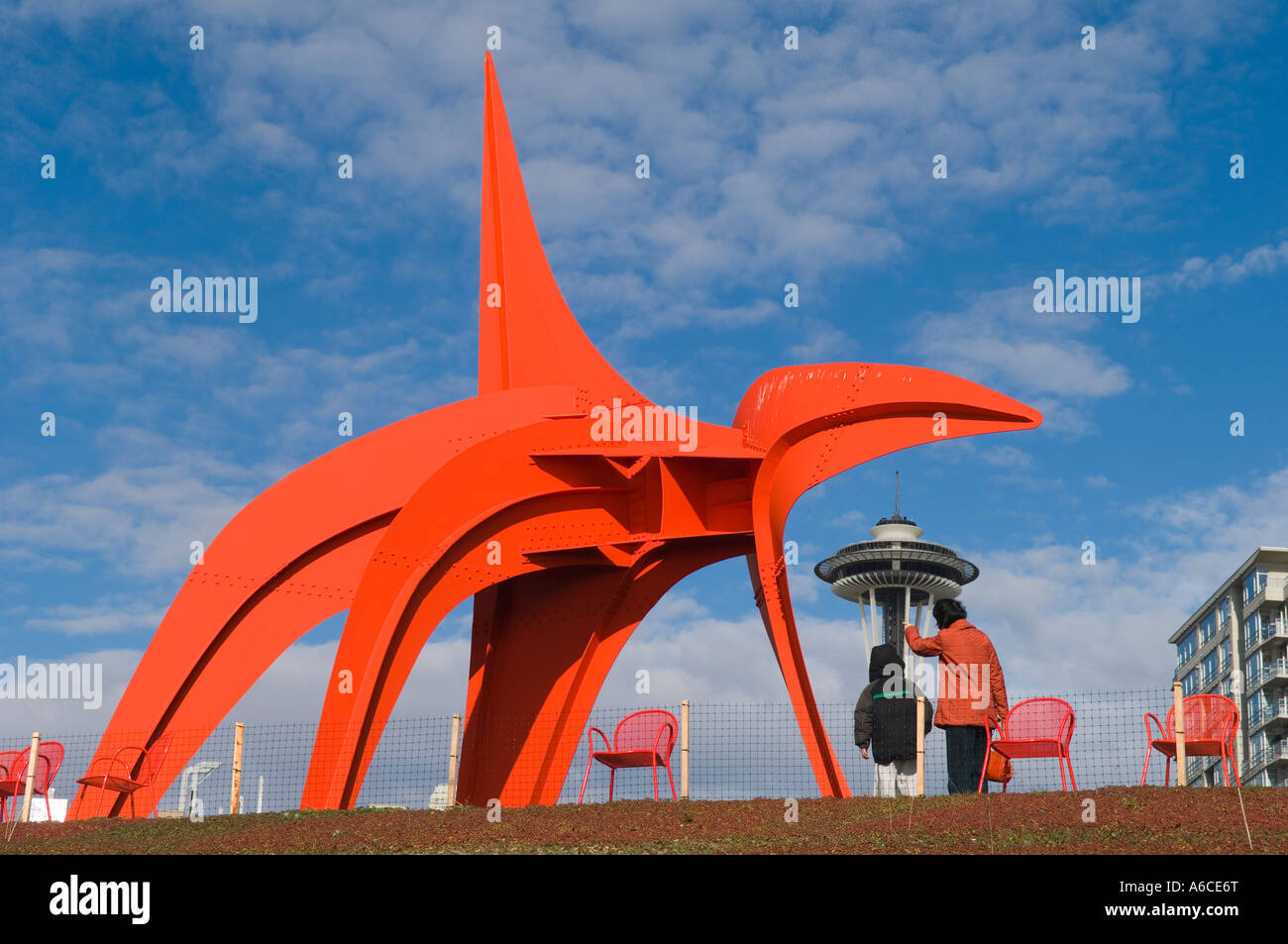 Mutter und Sohn bei Alexander Calders Eagle im Seattle Kunstmuseen Olympic Sculpture Park Seattle Washington Stockfoto