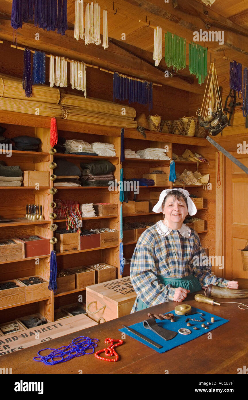 Freiwillige Fran McCarty im indischen Handel Shop im Fort Vancouver National Historic Site Vancouver Washington Stockfoto