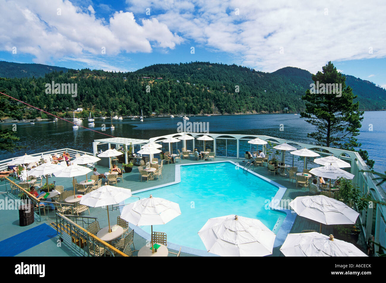 Rosario Resort-Pool-Bereich mit Blick auf Bucht von Cascade auf Orcas Island San Juan Islands Washington Stockfoto