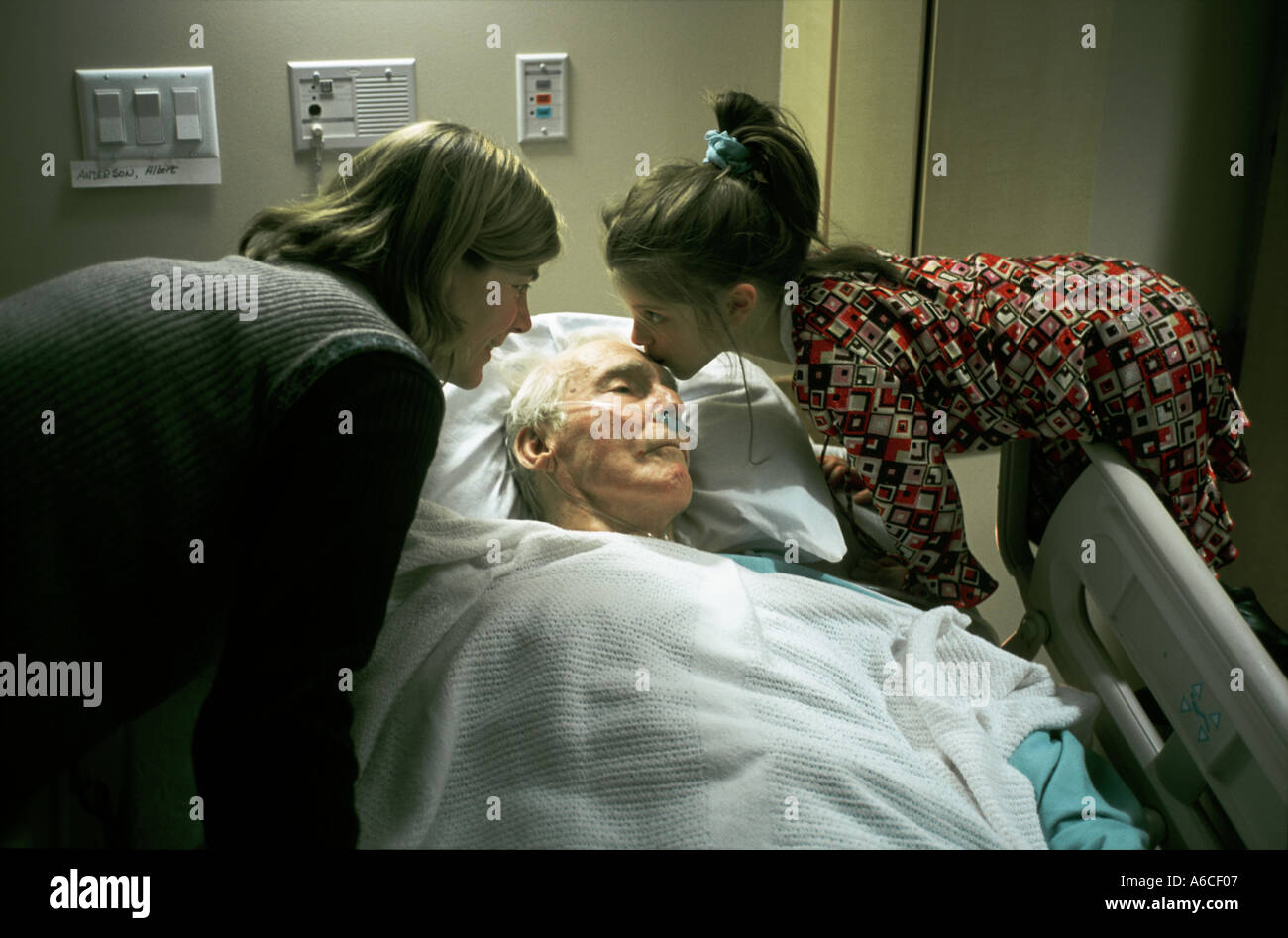 Tochter und Enkelin tröstlich großartiger Vater im Krankenhaus Stockfoto