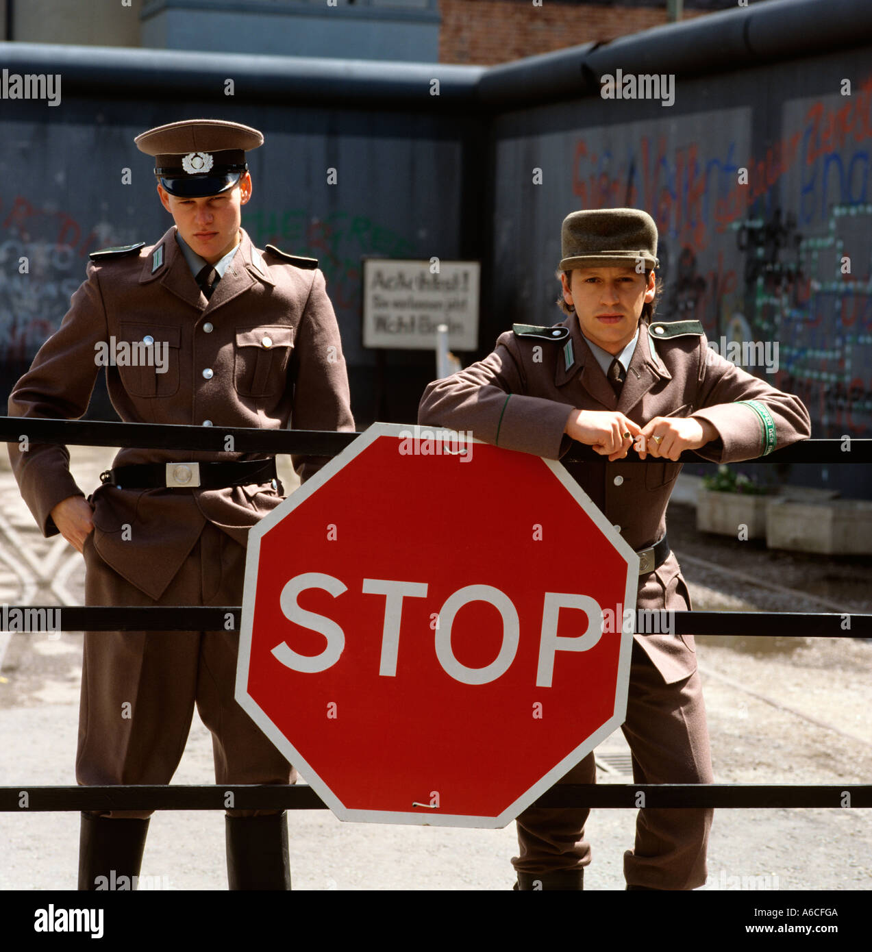 Grenzwächterinnen und Grenzwächter am Checkpoint gestellt von Schauspielern zu reisen Stockfoto