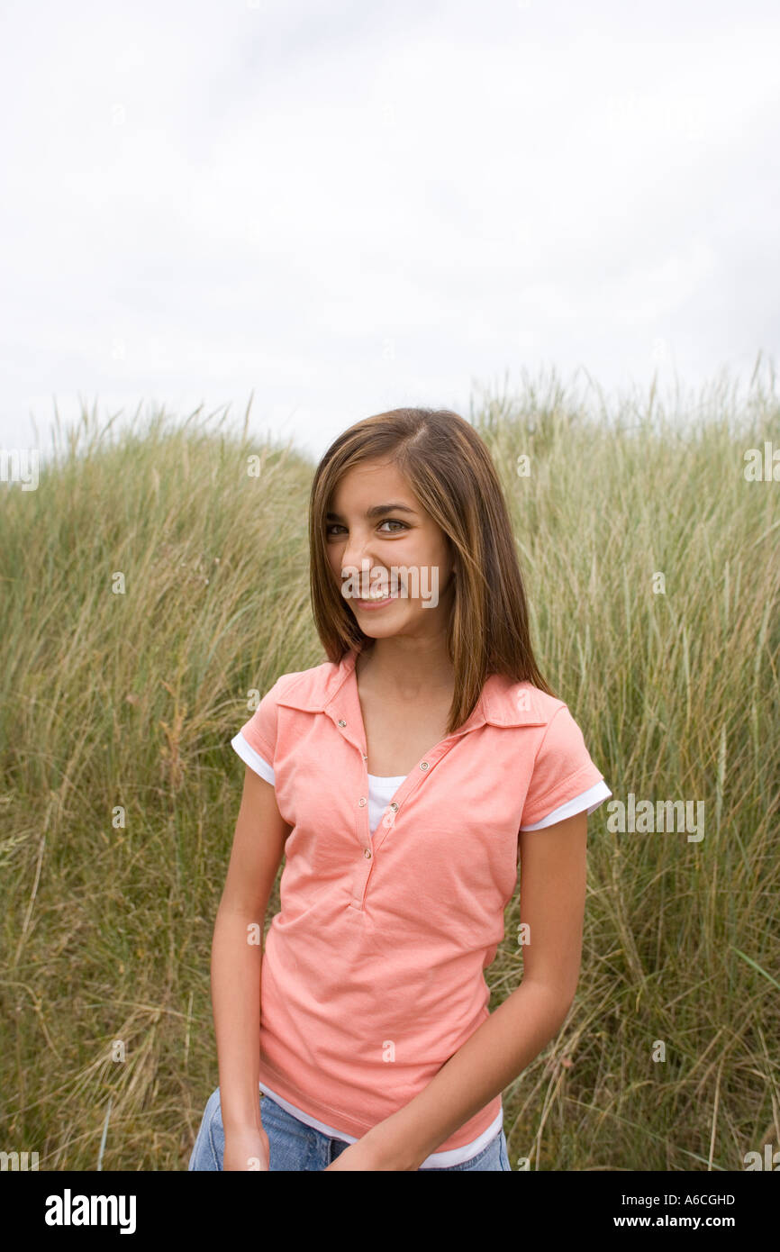 Porträt von Teenager-Mädchen stehen auf Sanddünen UK Norfolk Stockfoto