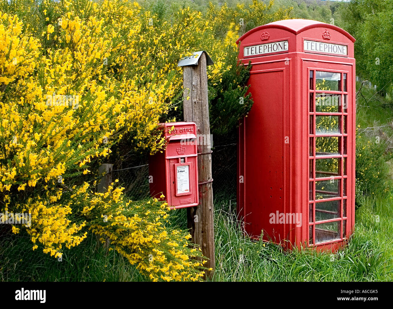 Ländliche BT British Telekommunikation Telefonzelle oder Stand Kiosk in der Nähe von Post Box und Ginster, an Crathie, Balmoral Estate, Cairngorms National Park, Schottland, Großbritannien Stockfoto