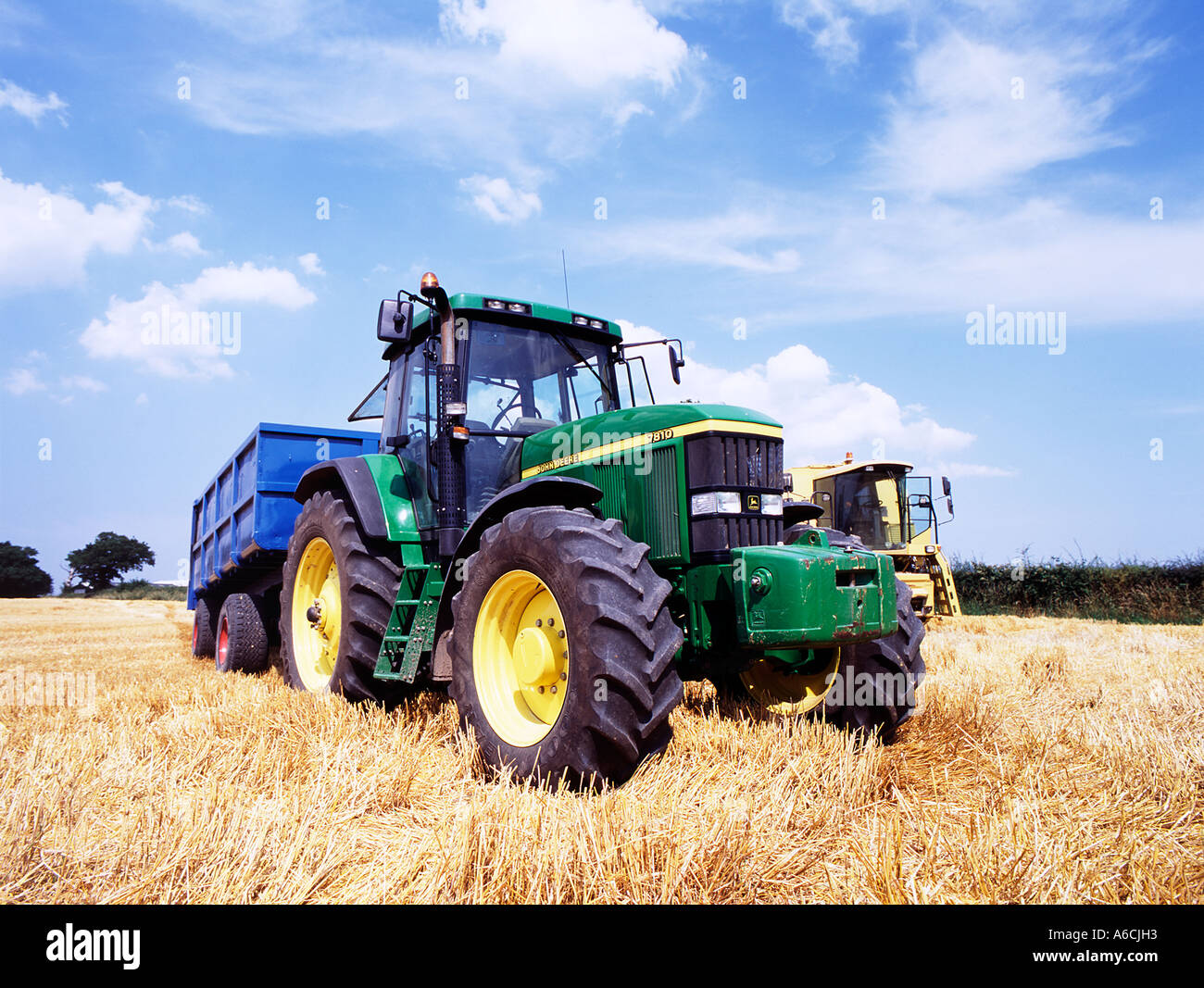 John Deere Grün Traktor und new Holland Mähdrescher in Cheshire Bereich der geschnittenen Ernte Stockfoto