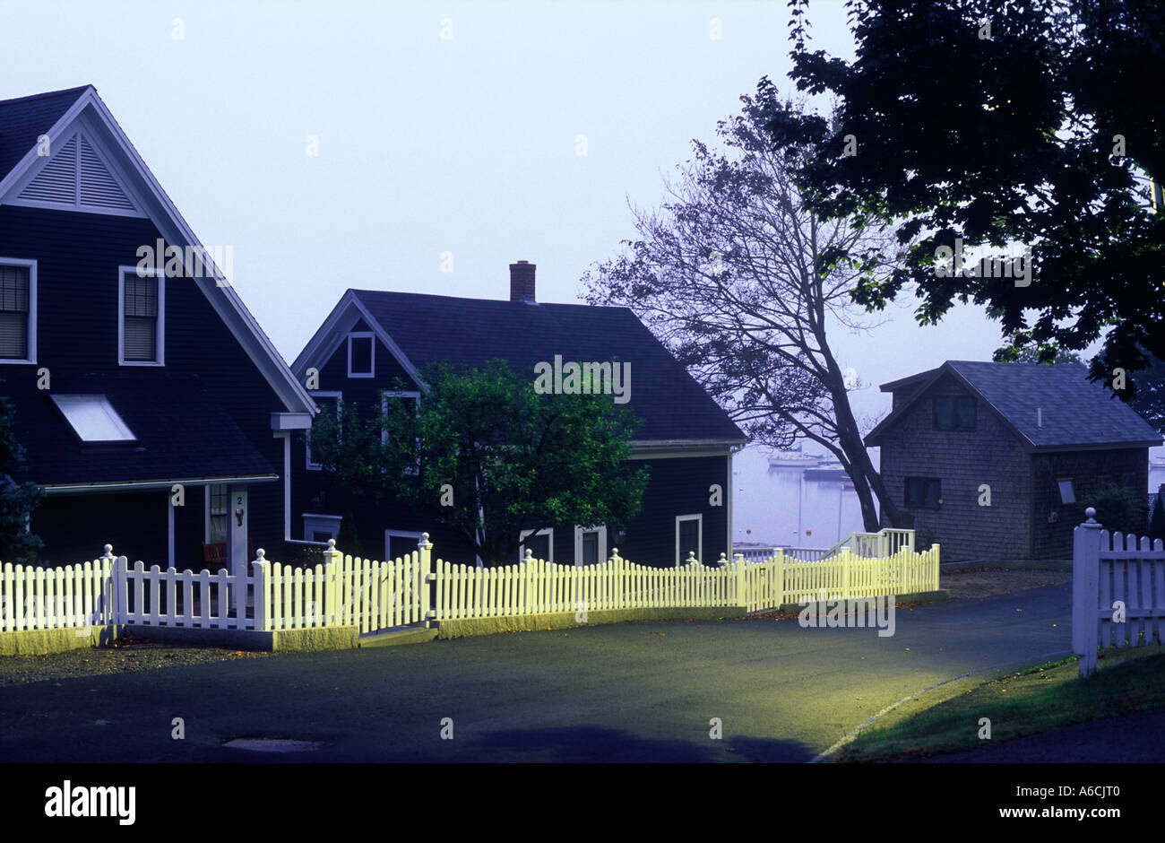 USA Maine Camden Häuser Straße und beleuchtet im Morgengrauen Lattenzaun Stockfoto