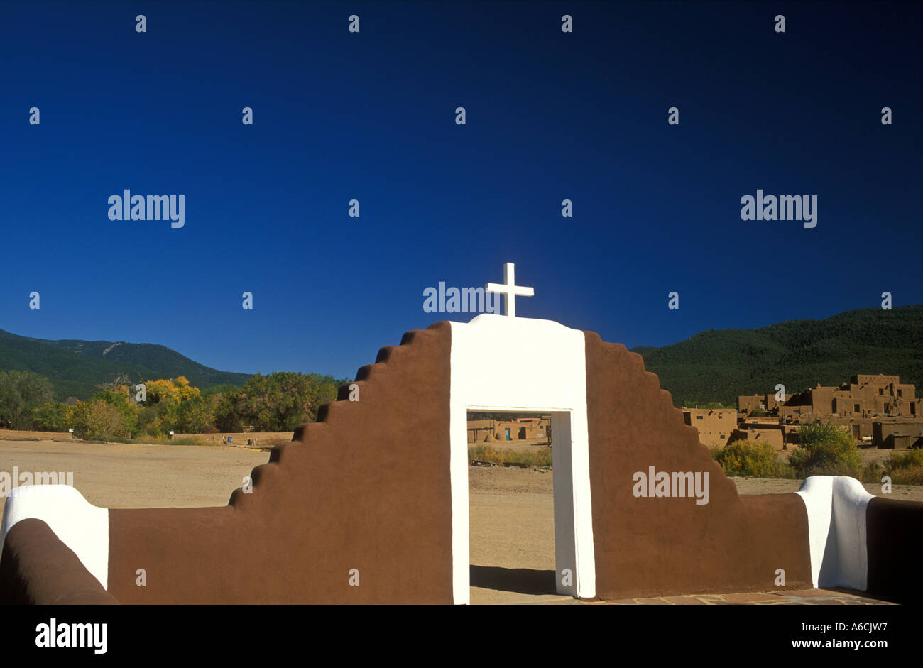 USA New Mexico Taos Pueblo Eingang zur Kapelle San Geronimo Stockfoto