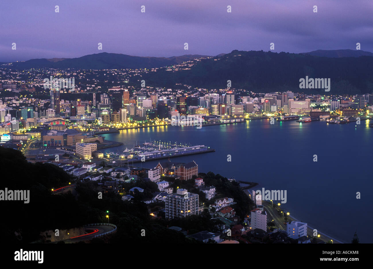 Neuseeland Wellington Blick auf den Hafen und die Stadt in der Dämmerung Stockfoto