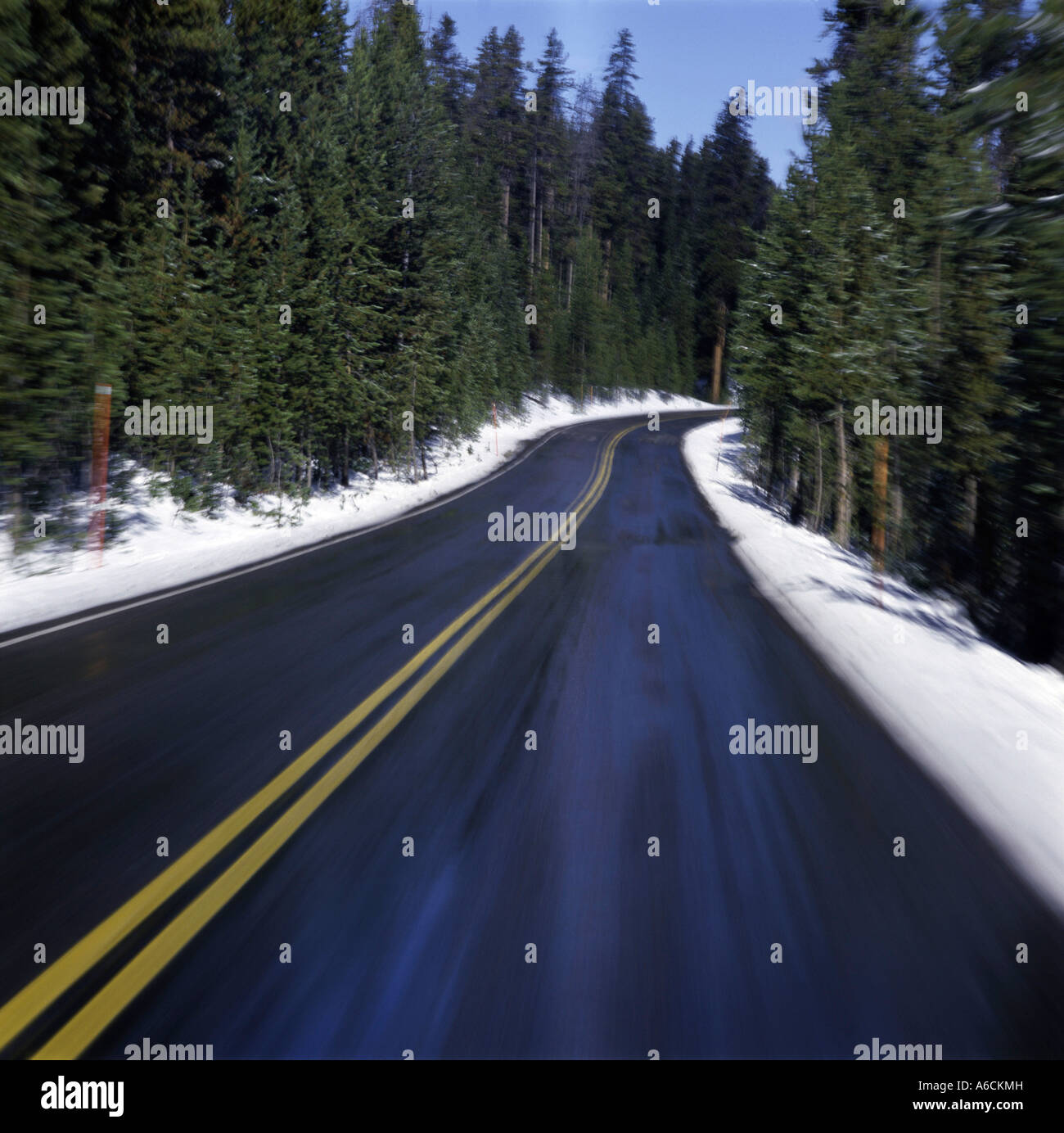 Straße, die durch eine Landschaft, Wyoming, USA Stockfoto
