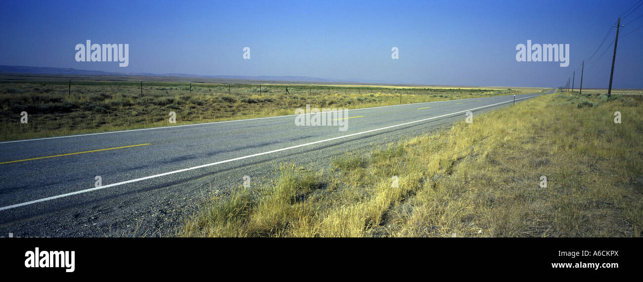 Straße, die durch eine Landschaft, Highway 20, Idaho, USA Stockfoto