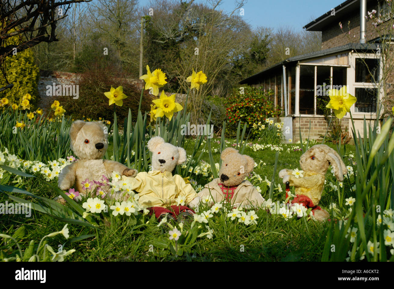 Teddys und Kaninchen genießen Sie den Frühlingsgarten Stockfoto
