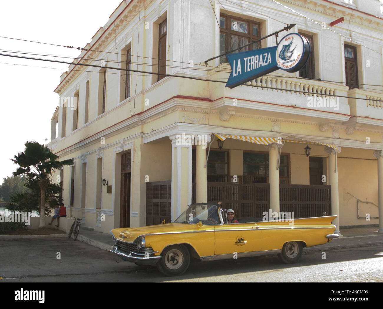 Kuba Cojimar Restaurant la Terraza und abgestellten gelb 50 s Buick vor Ernest Hemingway s Lieblingsrestaurant Stockfoto