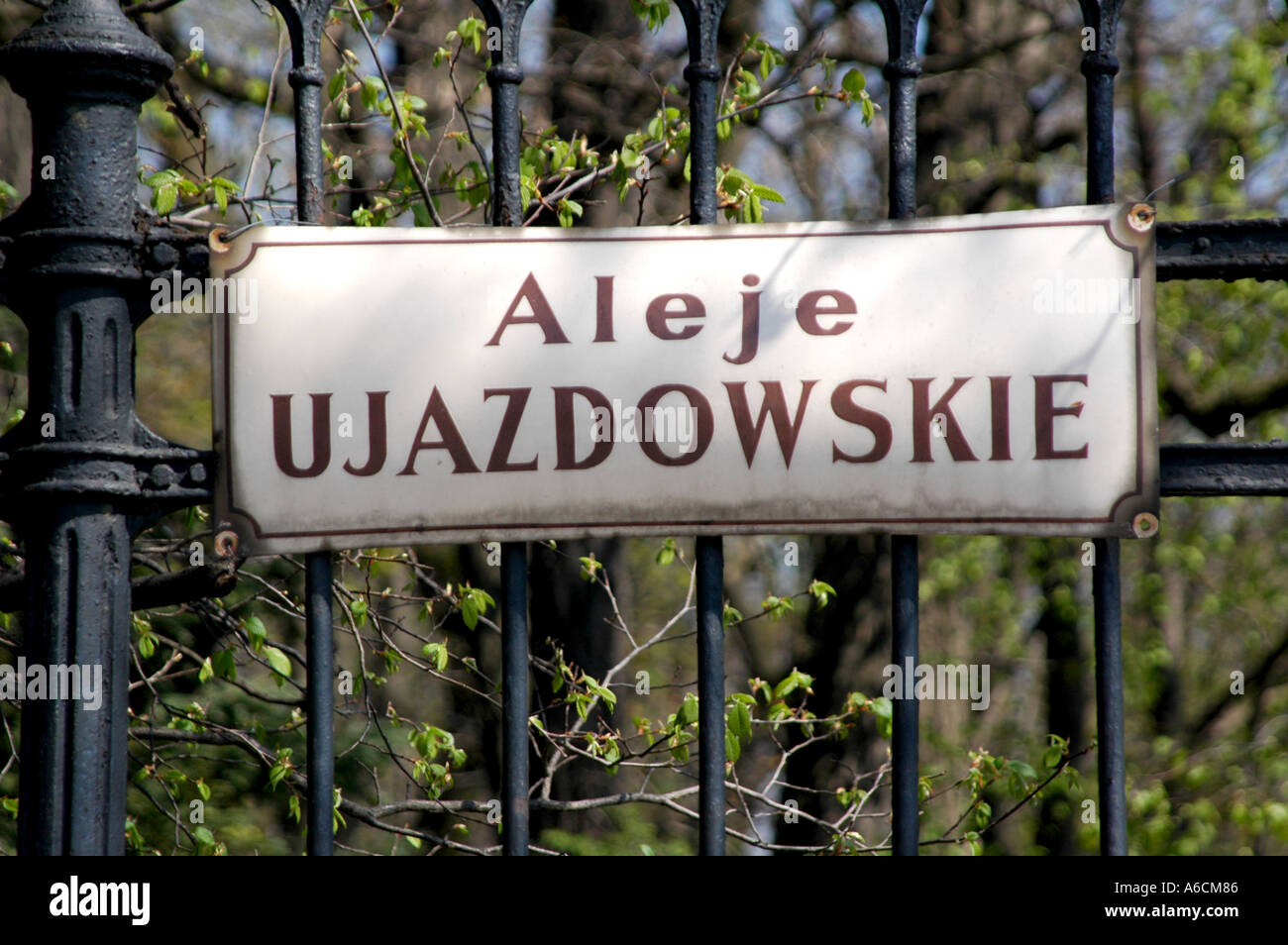 Aleje Ujazdowskie unterzeichnen auf dem Zaun der Royal Lazienki Park in Warschau Stockfoto