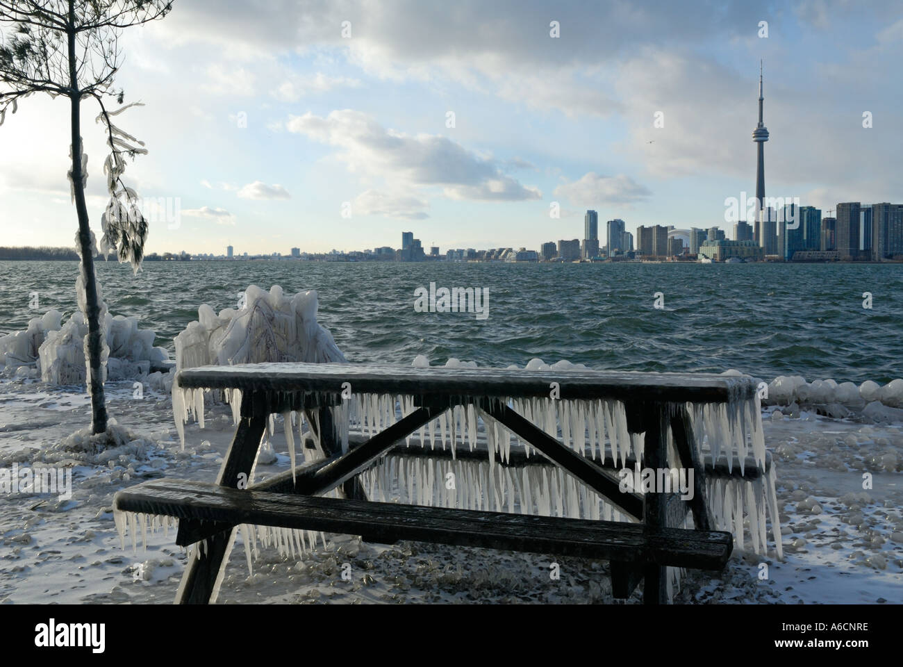Eiszapfen überdachter Picknicktisch auf Insel mit Blick auf Lake Ontario mit der Skyline von Toronto Stockfoto
