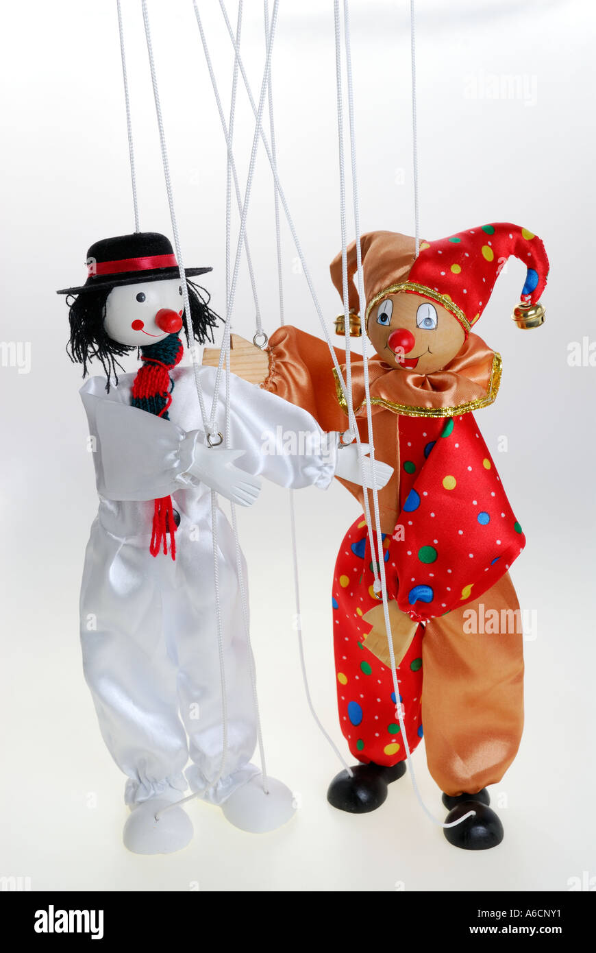 Happy clown Puppen auf einen String gegenseitig präsentieren auf der Bühne mit weißem Hintergrund Stockfoto