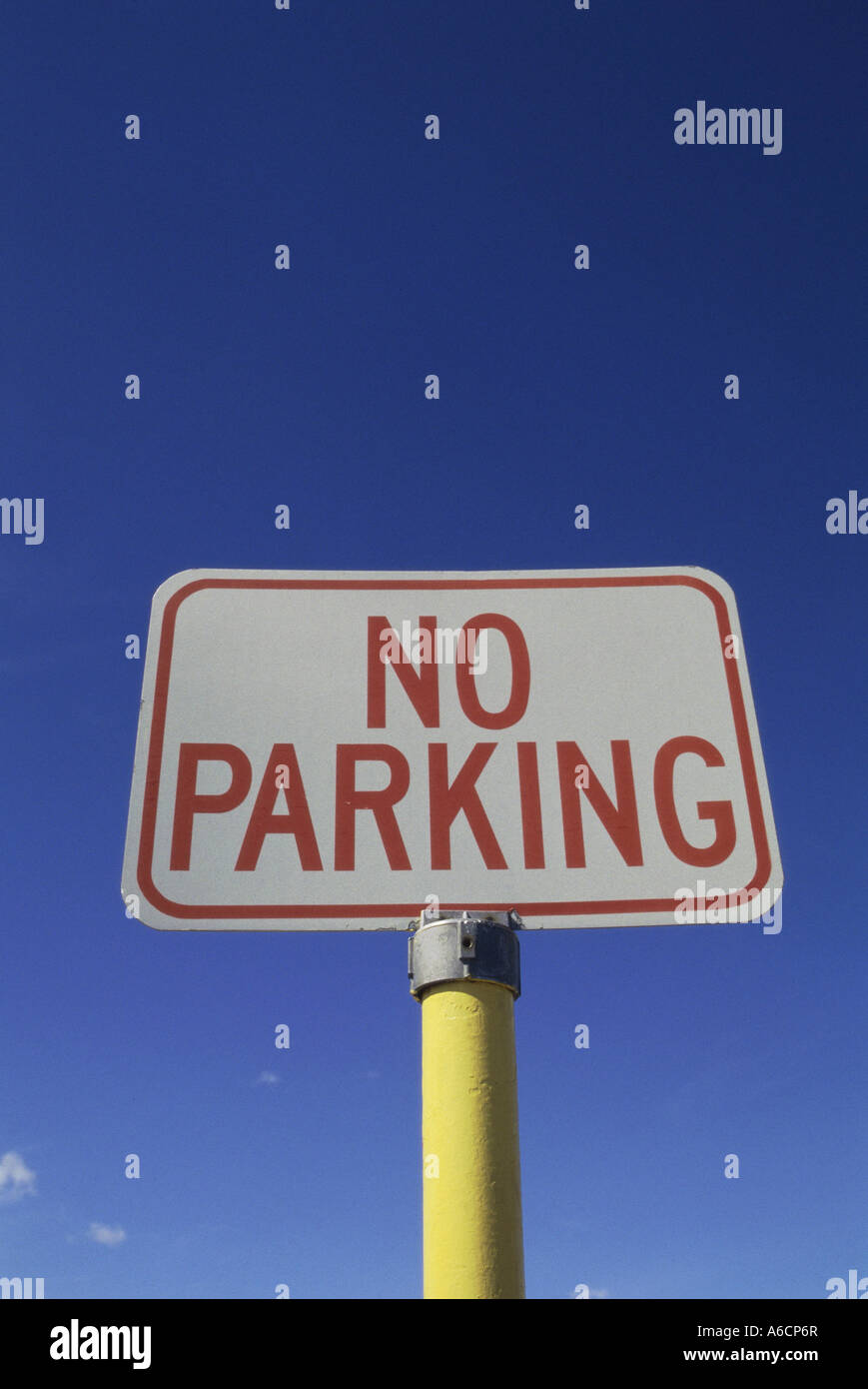 Niedrigen Winkel mit Blick auf eine keine Parkplatz-Schriftzug Stockfoto