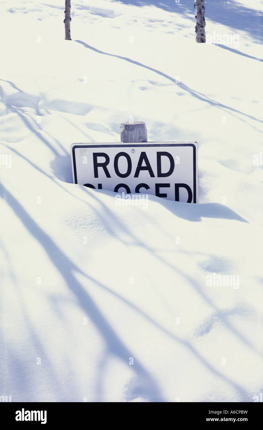 Eine Straße gesperrt Zeichen im Schnee begraben Stockfoto