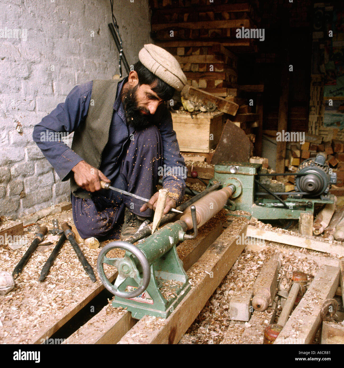 Pakistan Swat Valley Mingora Basar Handwerk Schreiner Stuhlbeine drehen Stockfoto