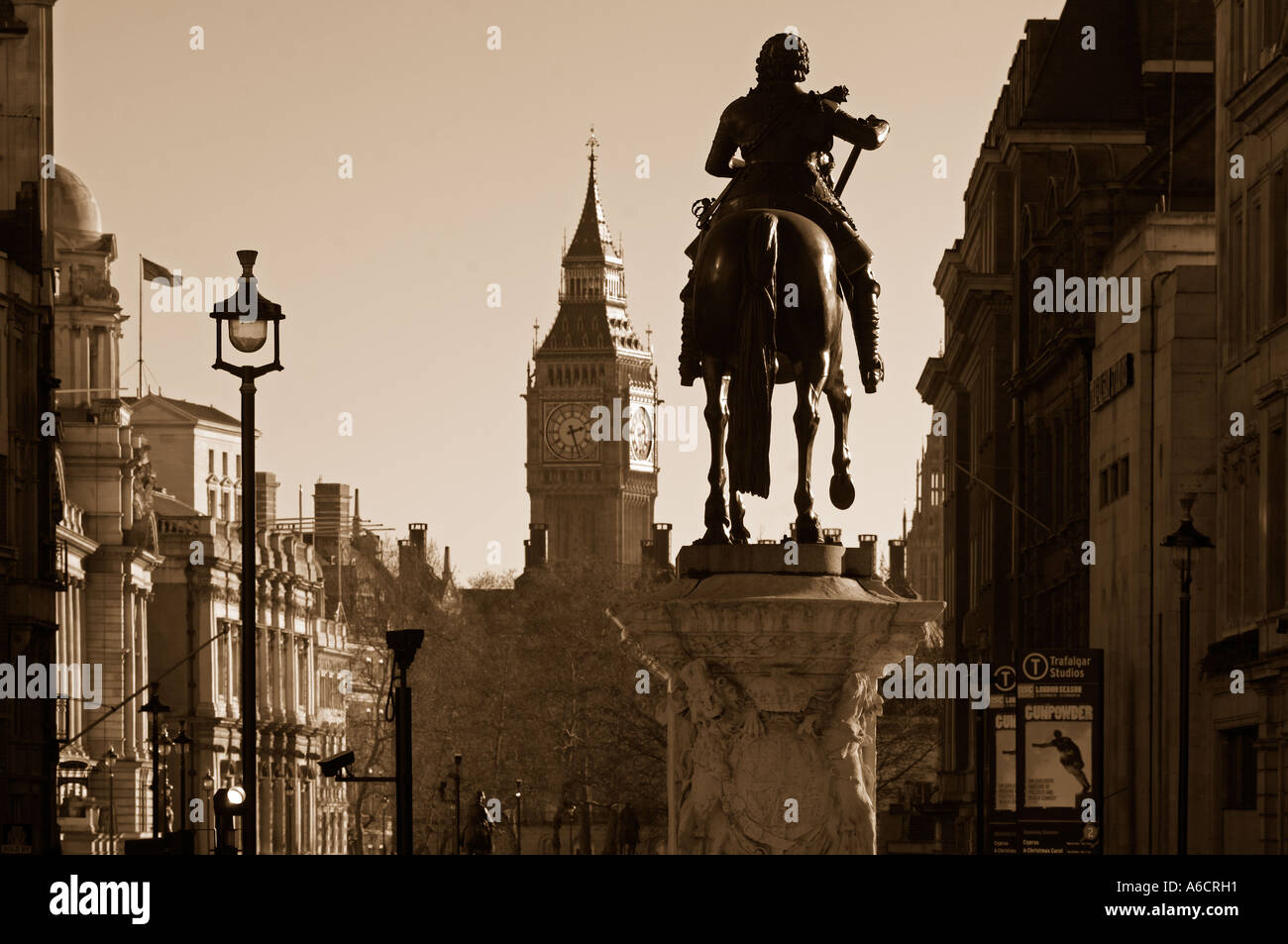 Ansicht von Whitehall vom Trafalgar Square in London Stockfoto