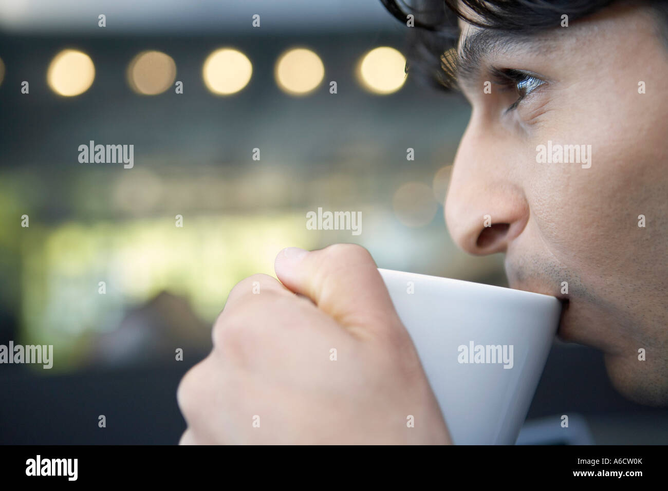 Man trinkt Kaffee Stockfoto