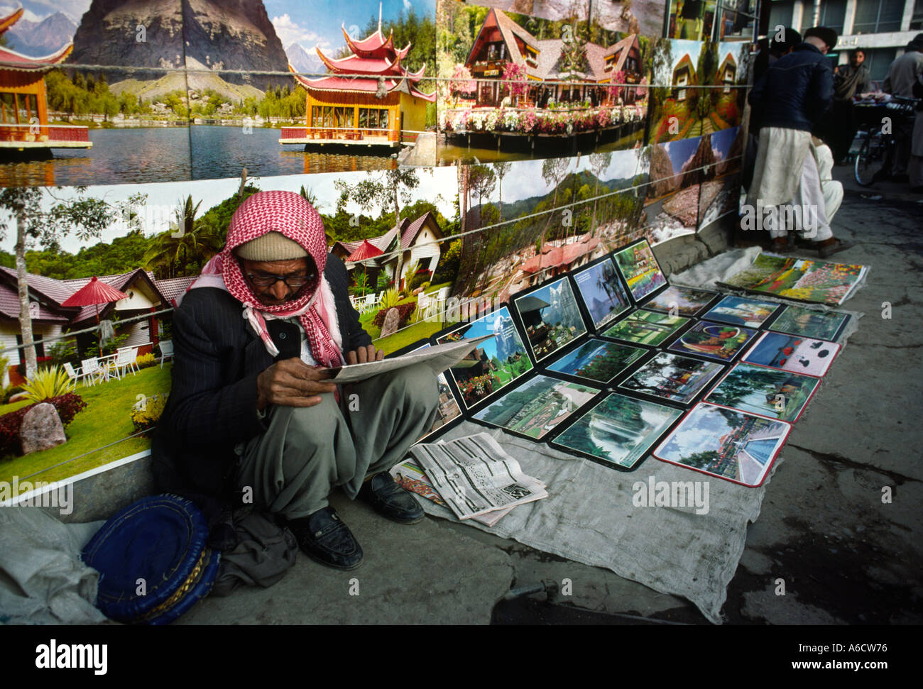 Pakistan Rawalpindi Saddar Basar Mann am Plakat stand Stockfoto