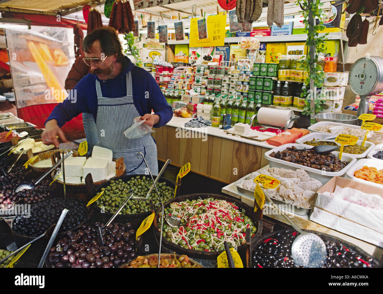 Oliven zum Verkauf in einem DELI in AMSTERDAM Niederlande Stockfoto