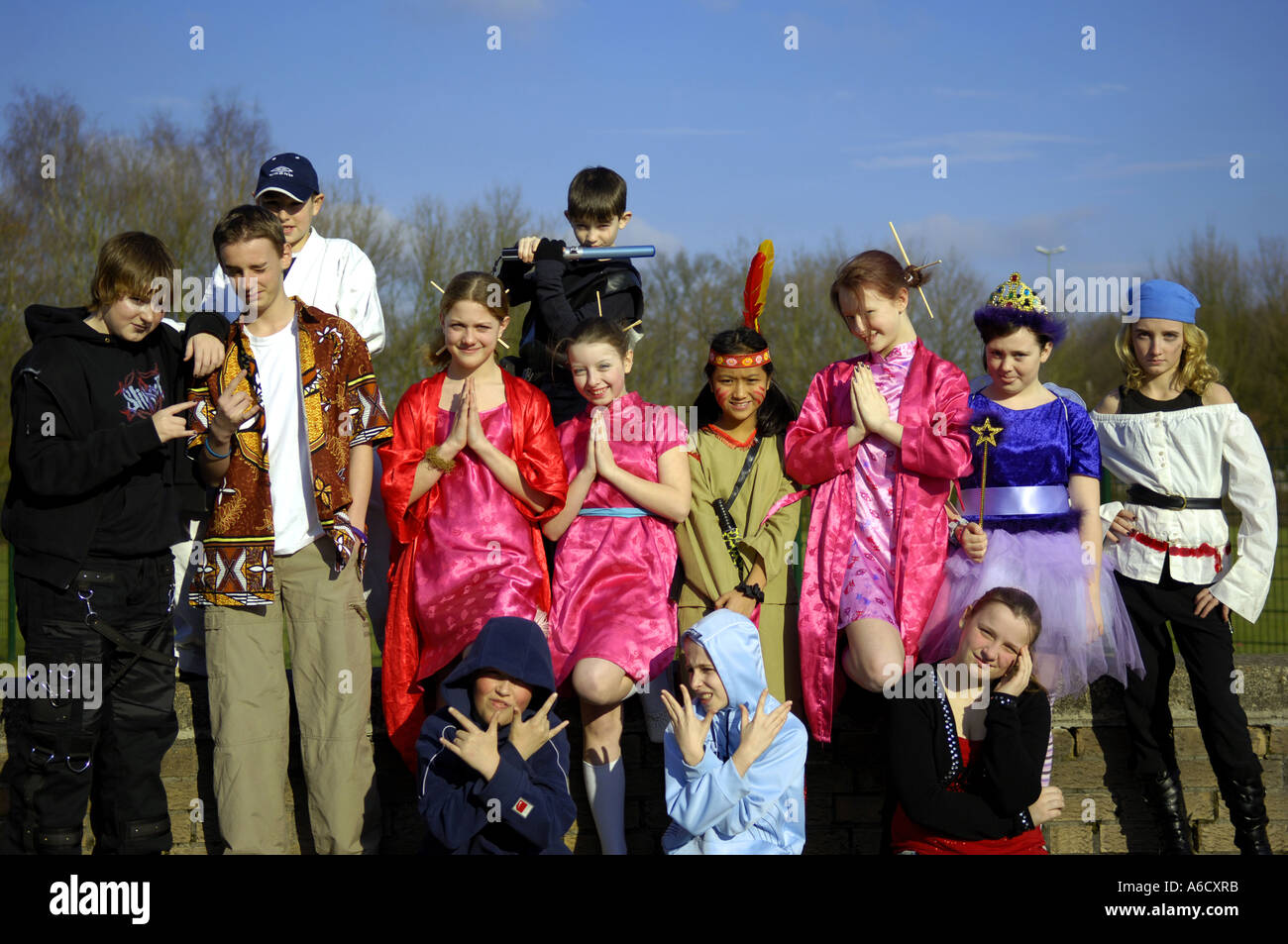 preteen Kinder in Fancy Dress Kostüme Karneval Karneval Schule Klassengruppe Spaß Stockfoto