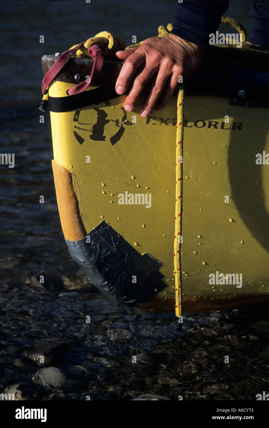 Kanada Yukon Bonnet Plume River Hände auf Bogen Klebeband repariert Kanu am  Flussufer Stockfotografie - Alamy