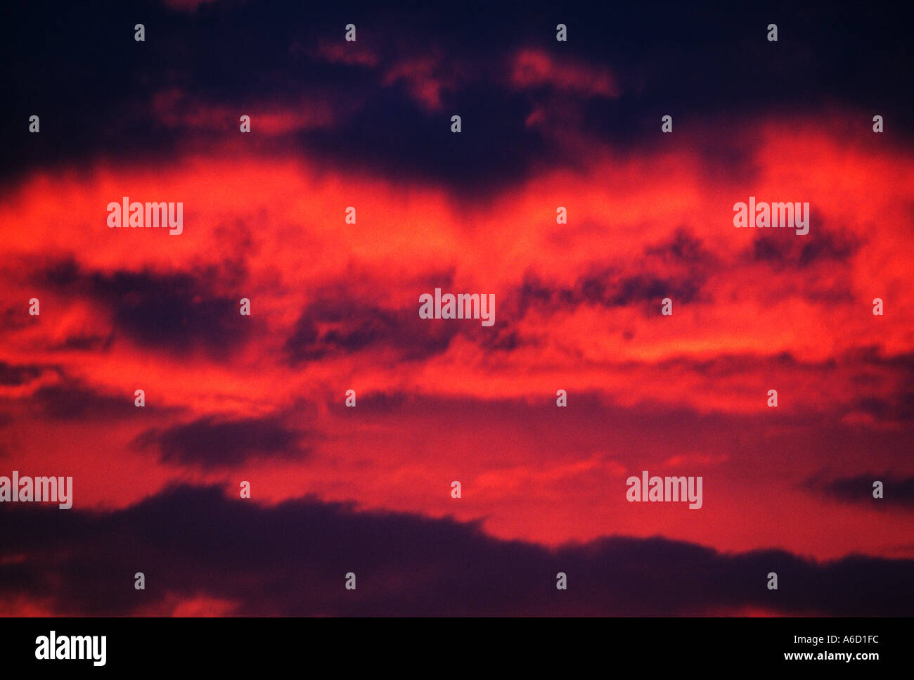 Dramatischer sonnenuntergang himmel, England, UK. könnte eine Warnung sein Stockfoto